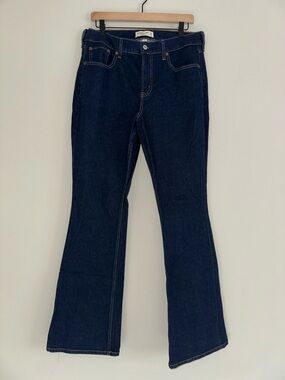 Curve Love Mid Rise Bootcut Jean - Abercrombie